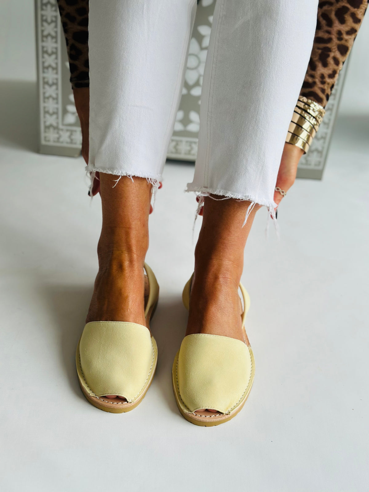 Banana Suede Avarcas