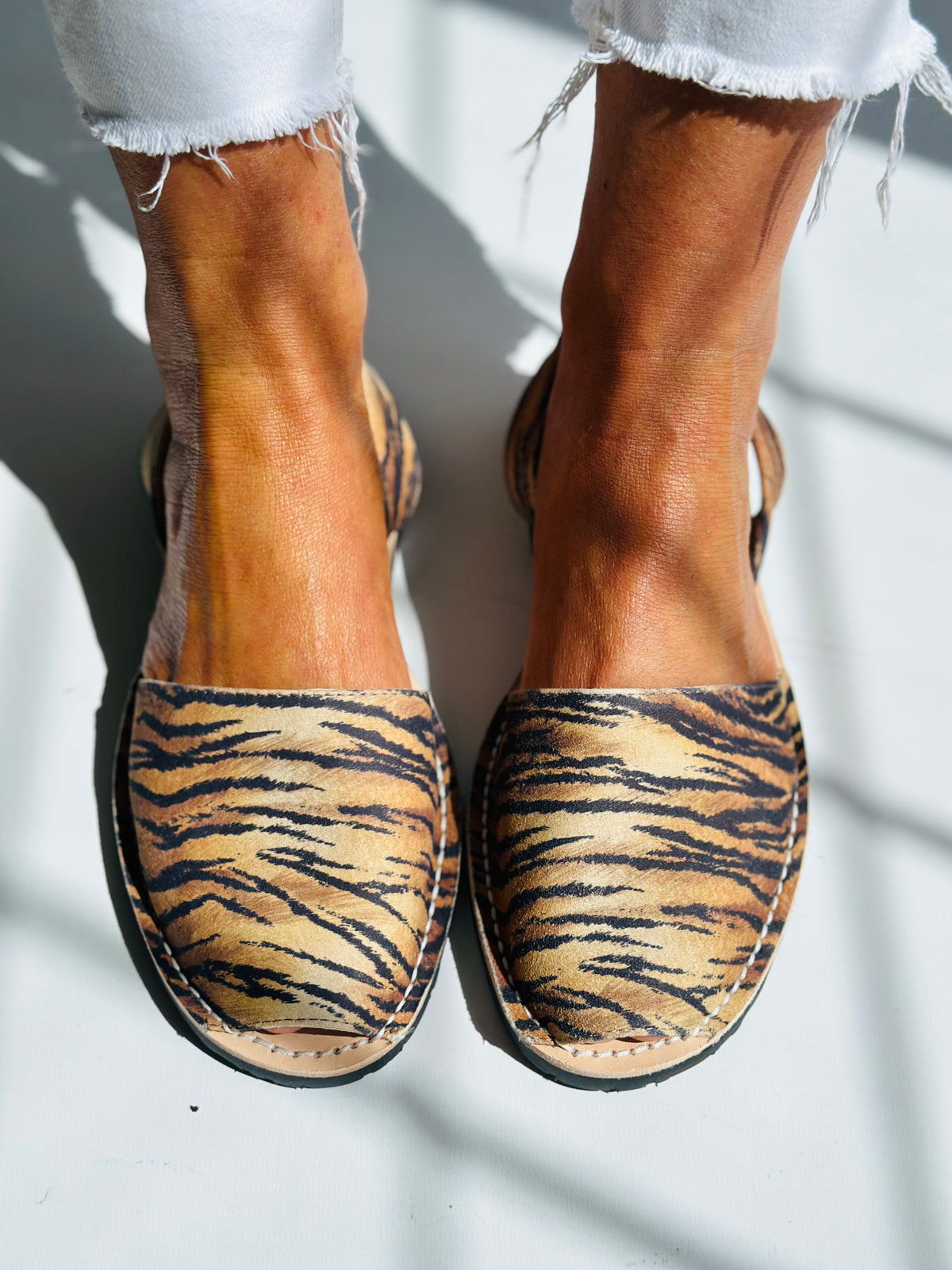 Untamed Tiger Print Avarcas