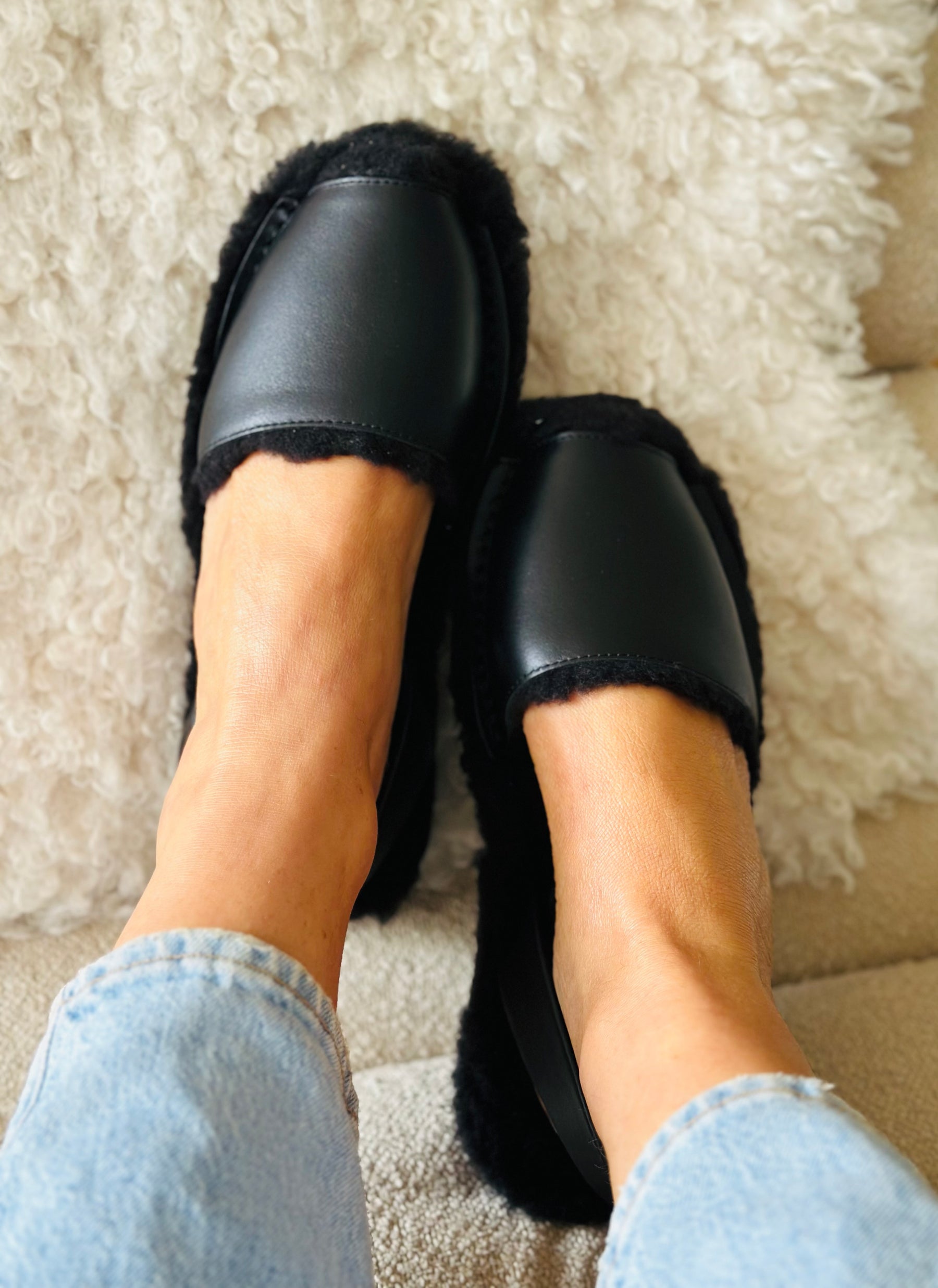 SAMPLE SALE Black Leather Palmaira Snug 41,42