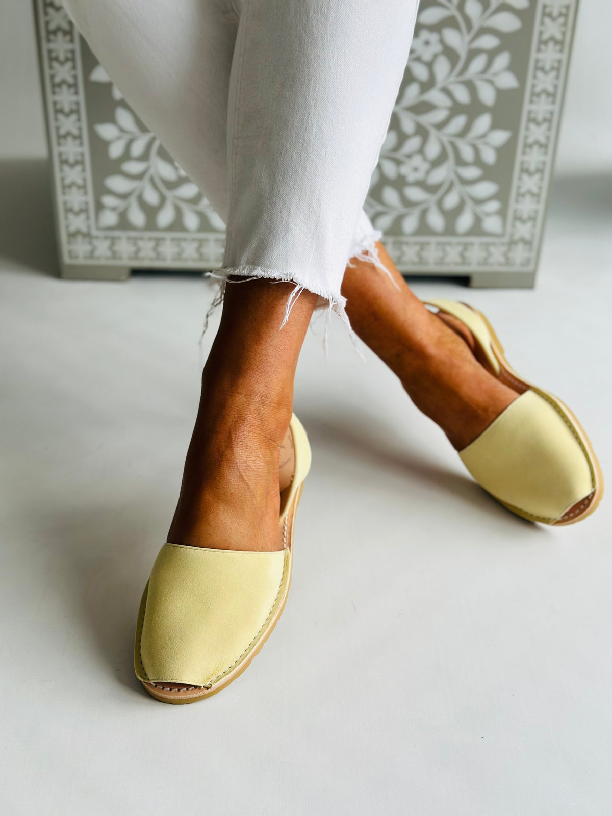 Banana Suede Avarcas