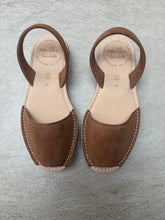 Sample Sale tan Lowforms size 39