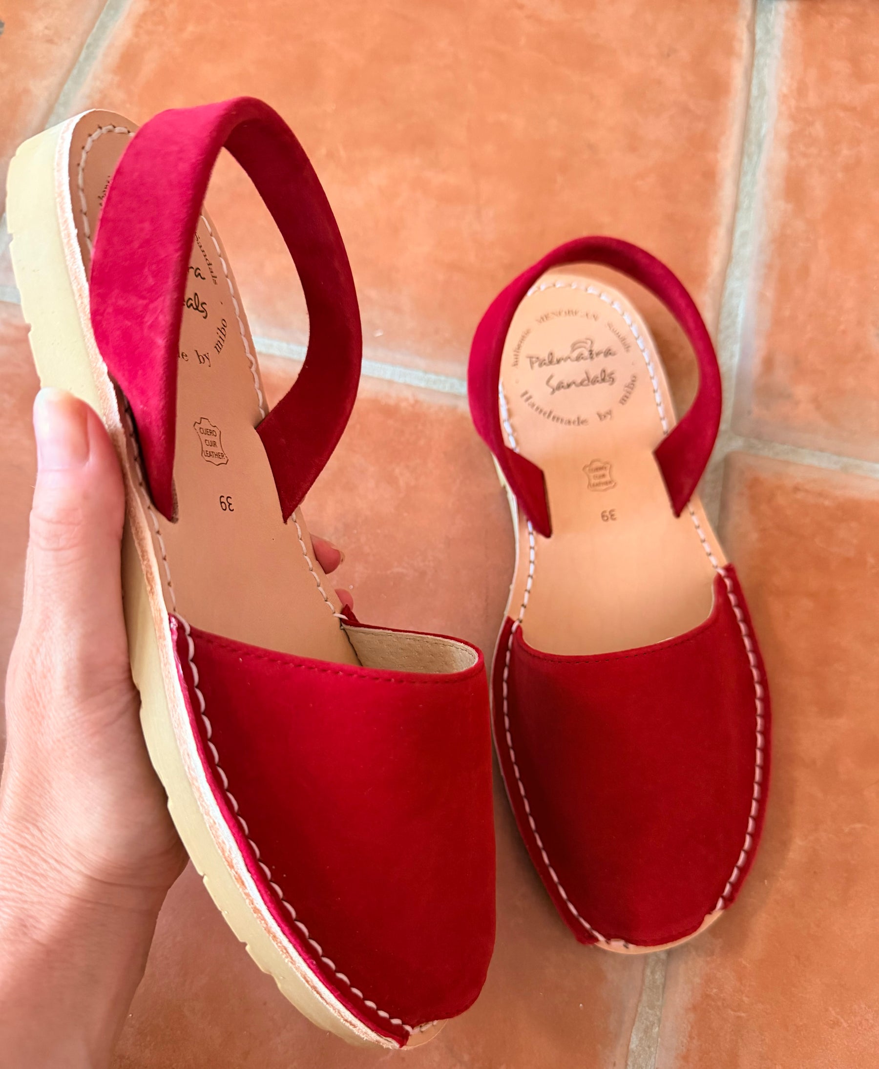 Sample sale deep red suede size 39
