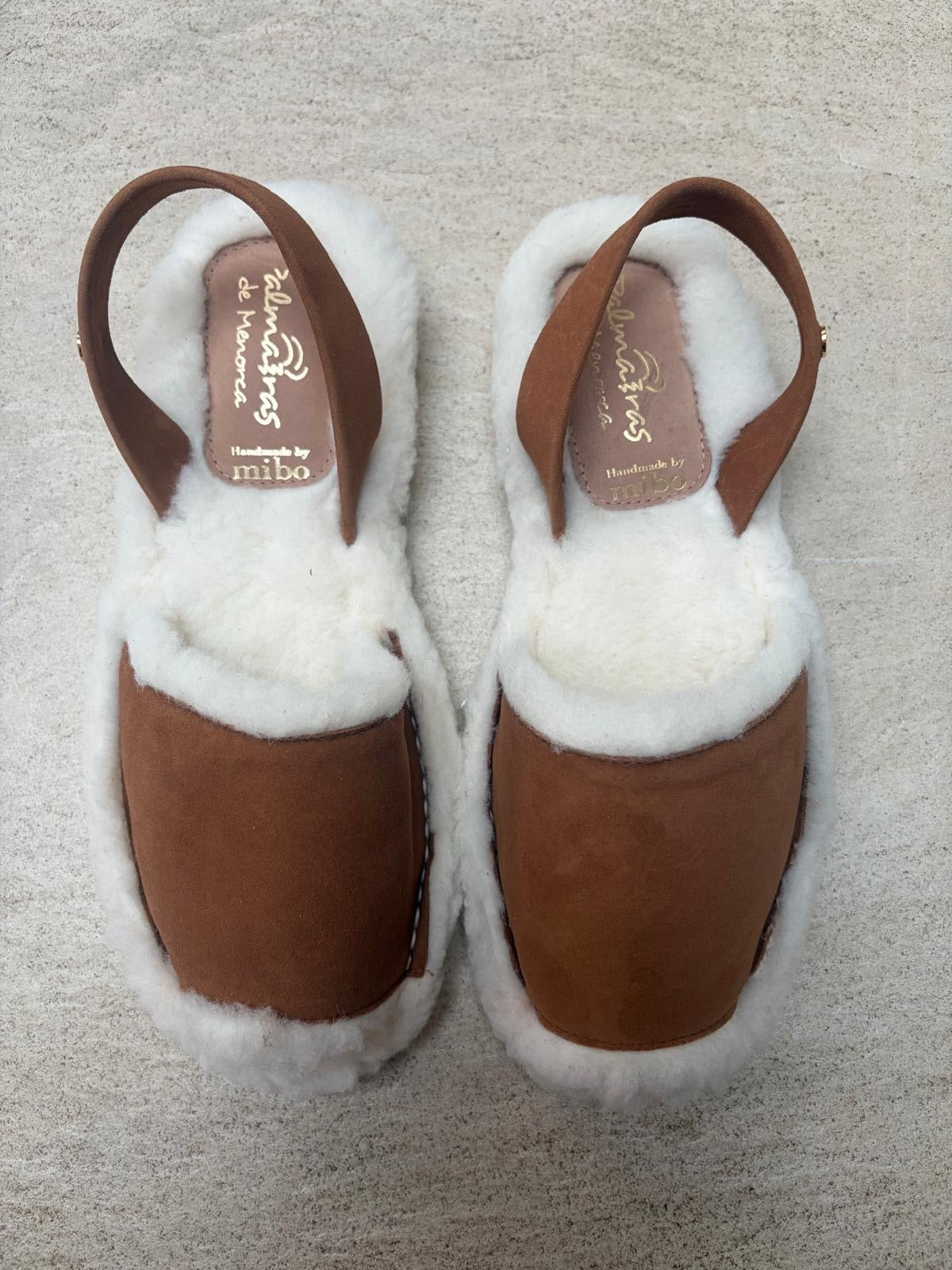 Sample Sale Tan snugs size 40