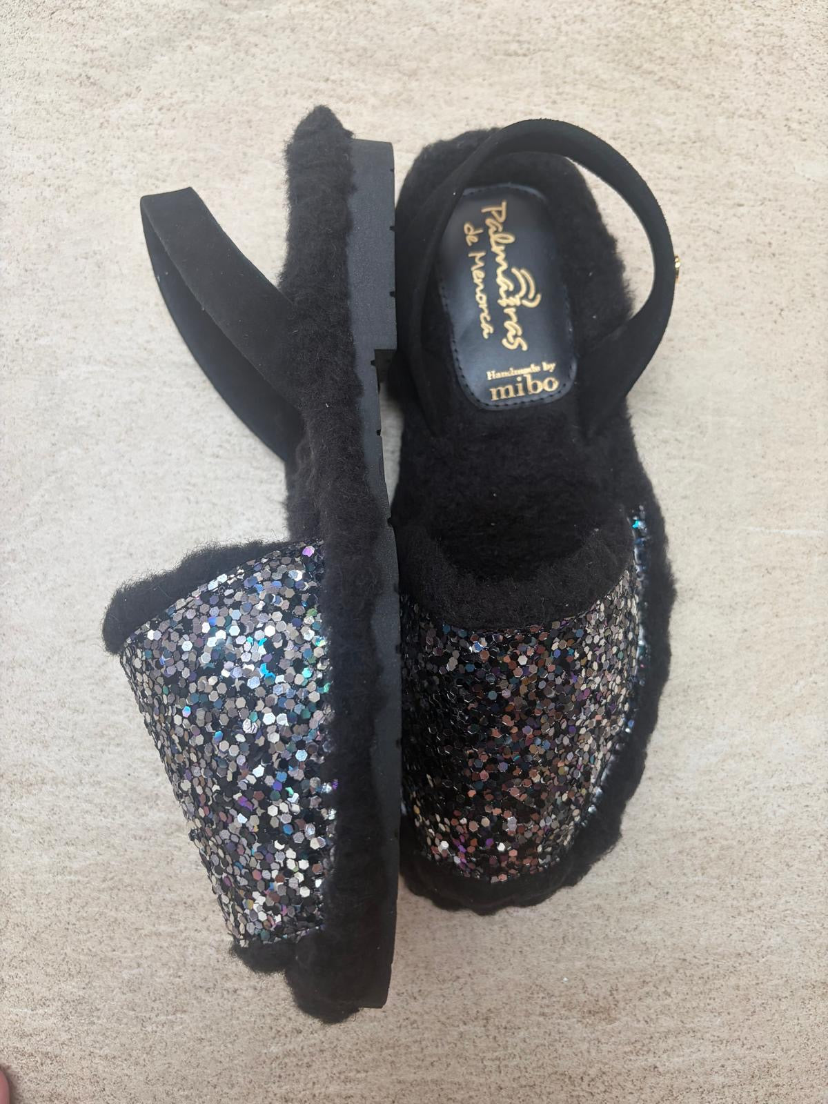 Sample Sale multiglitter black snugs size 40