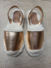 Sample Sale gold snug size 40
