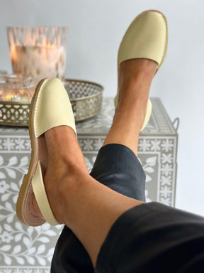 Banana Suede Avarcas