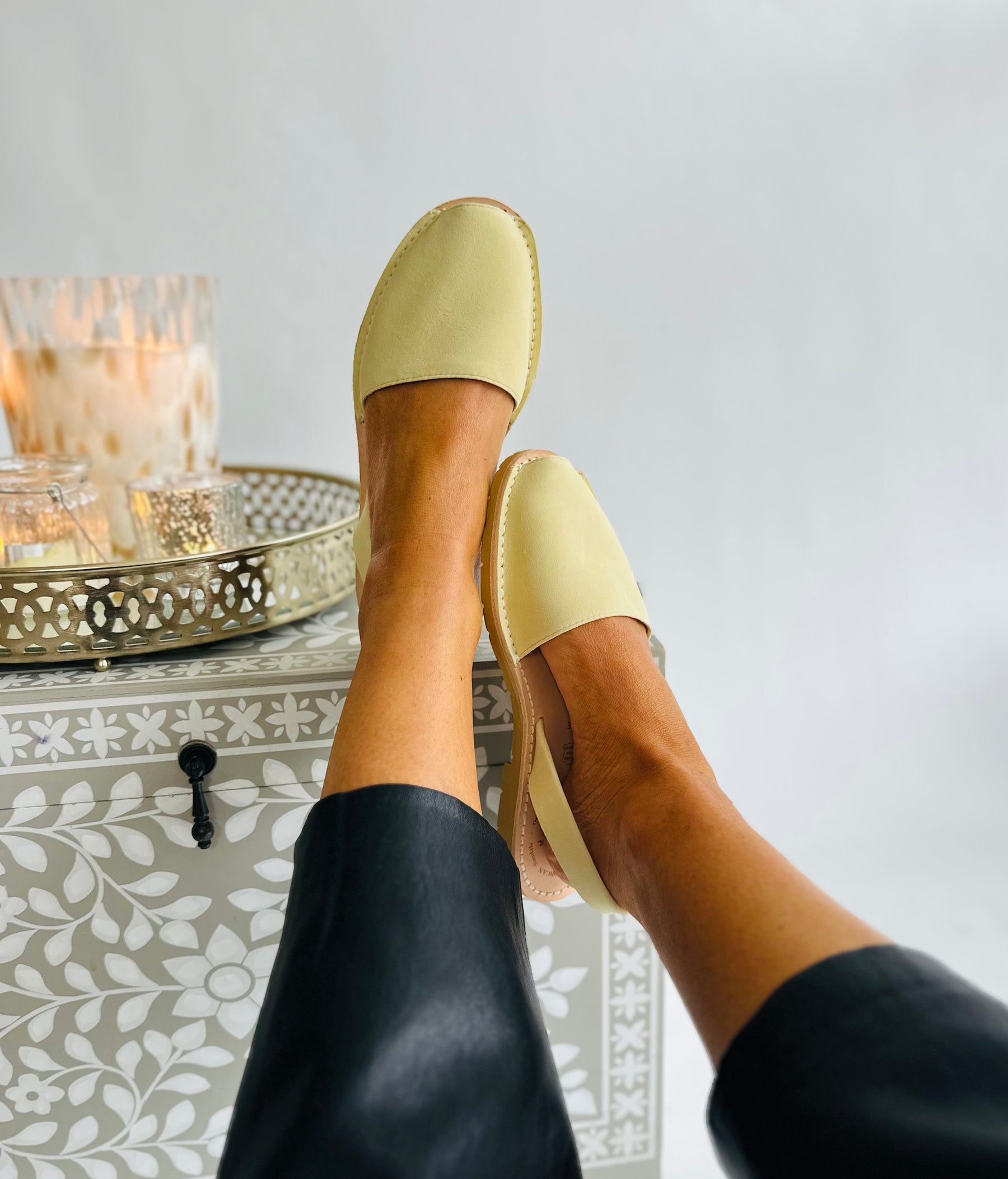 Banana Suede Avarcas