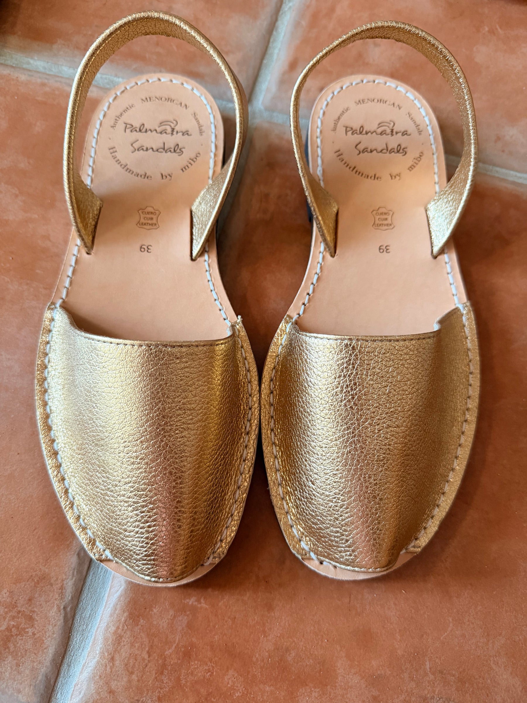 Sample sale gold metallic size 39