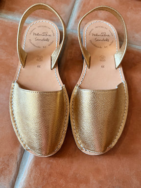 Sample sale gold metallic size 39