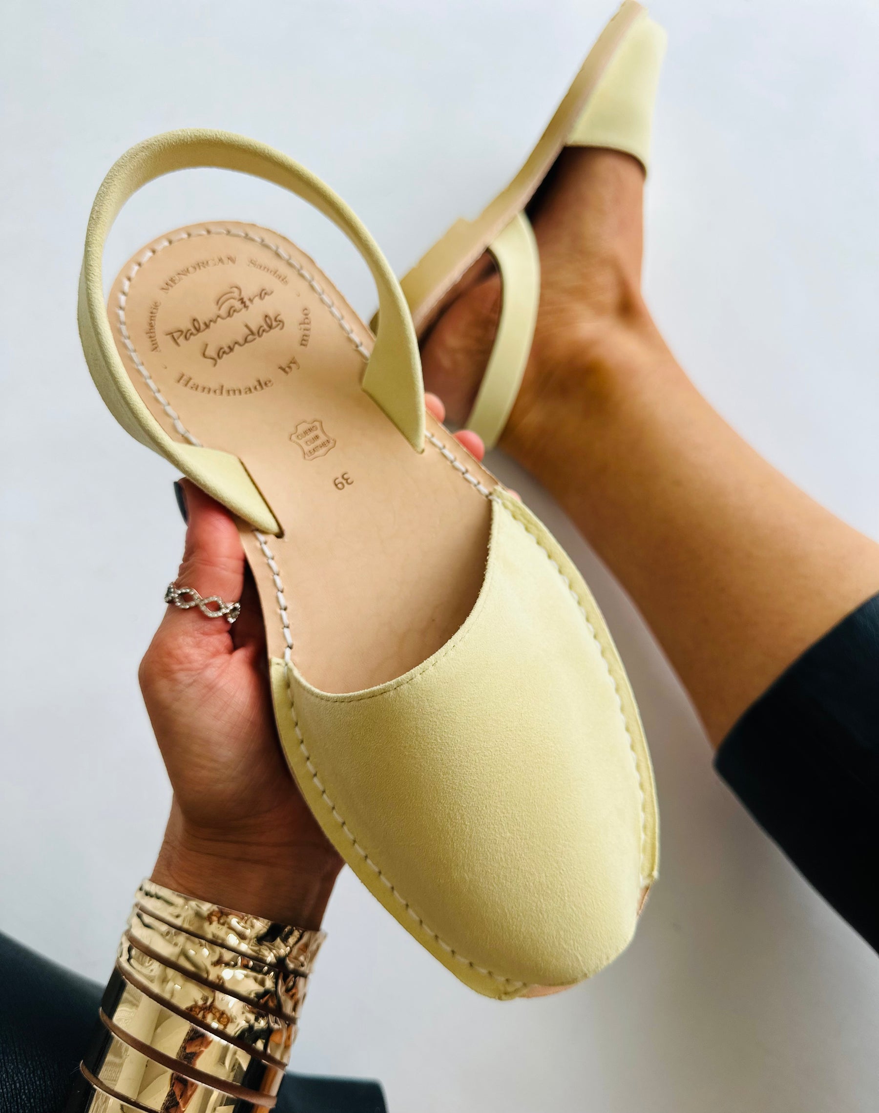 Banana Suede Avarcas