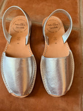 Sample sale silver metallic size 39