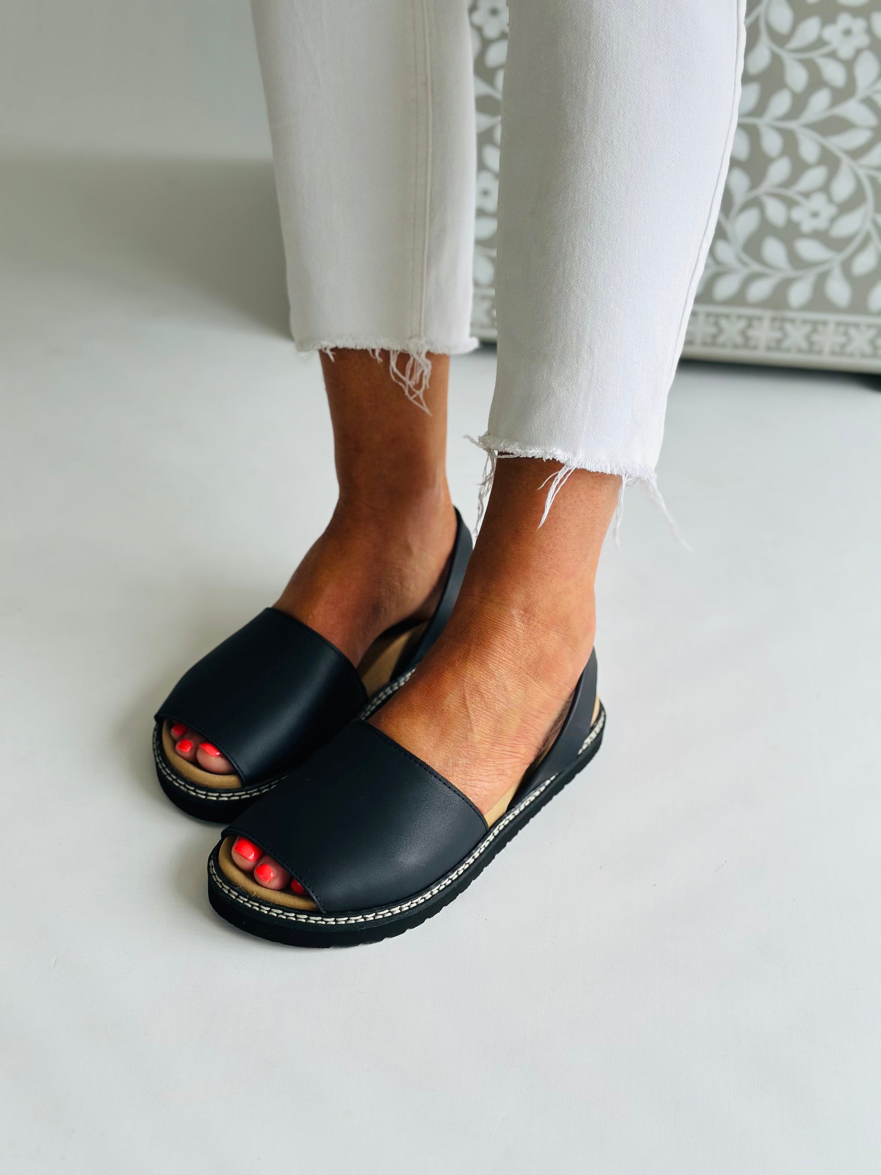 Black Leather Ergonomic Avarcas